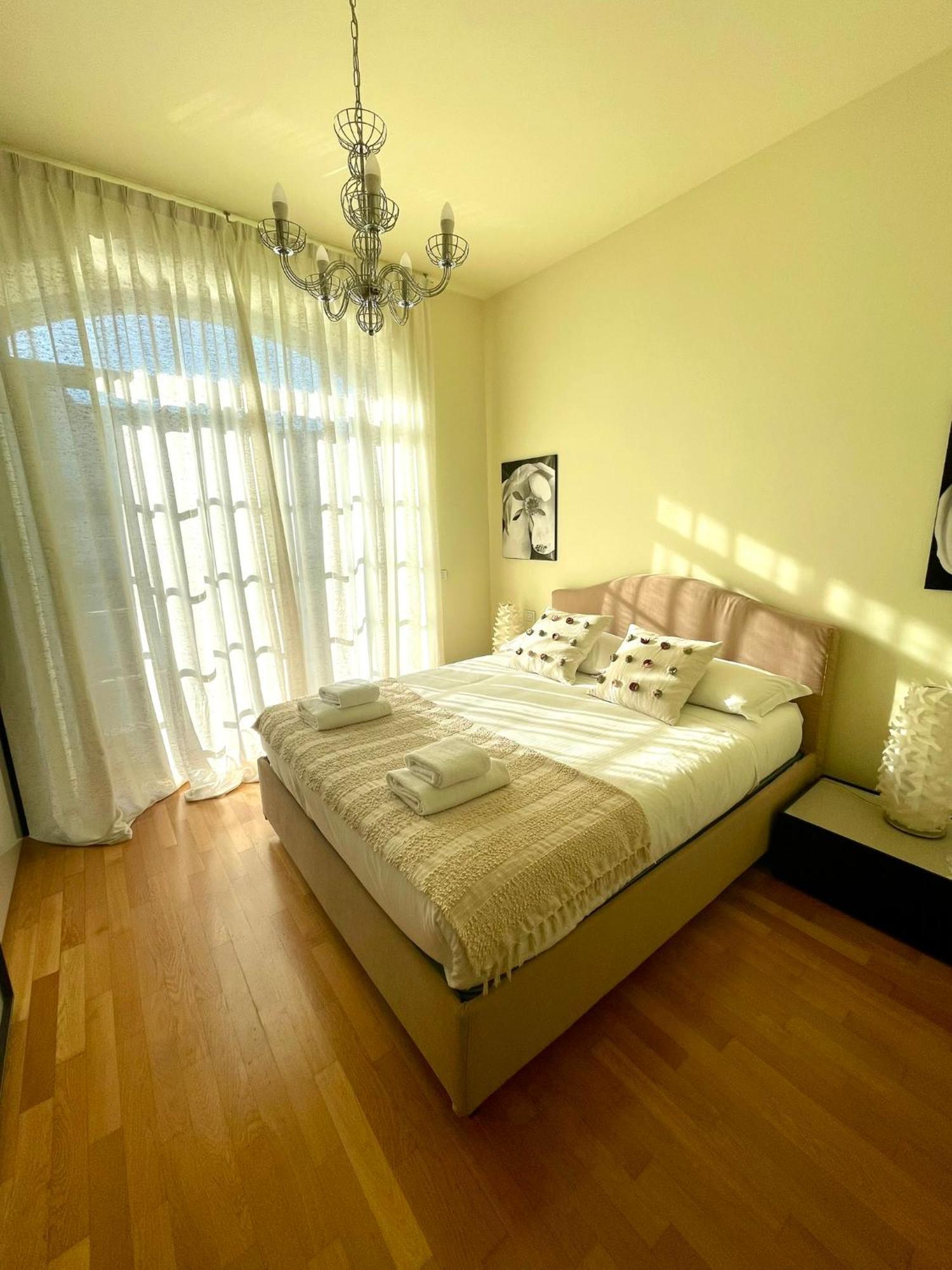 Luxury Four-Room Apartment In Monza Centro - 2 Min Walk To Train Station Ngoại thất bức ảnh